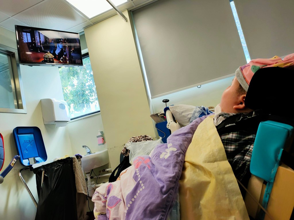 天瑜的病房內有窗户及電視。（圖片來源：Facebook@天瑜醫療事故關注組）